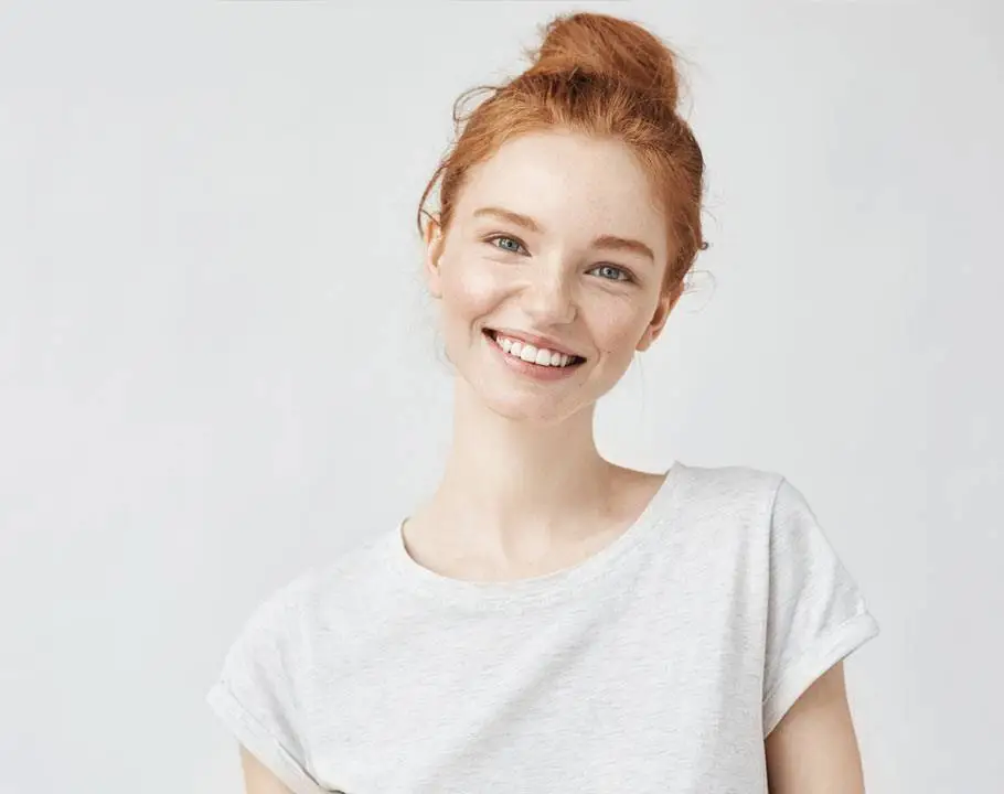 Lächelndes Mädchen mit hochgesteckten roten Haaren